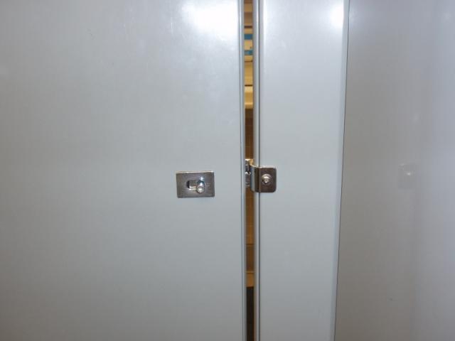 トイレの個室のドアが完全に閉まらない